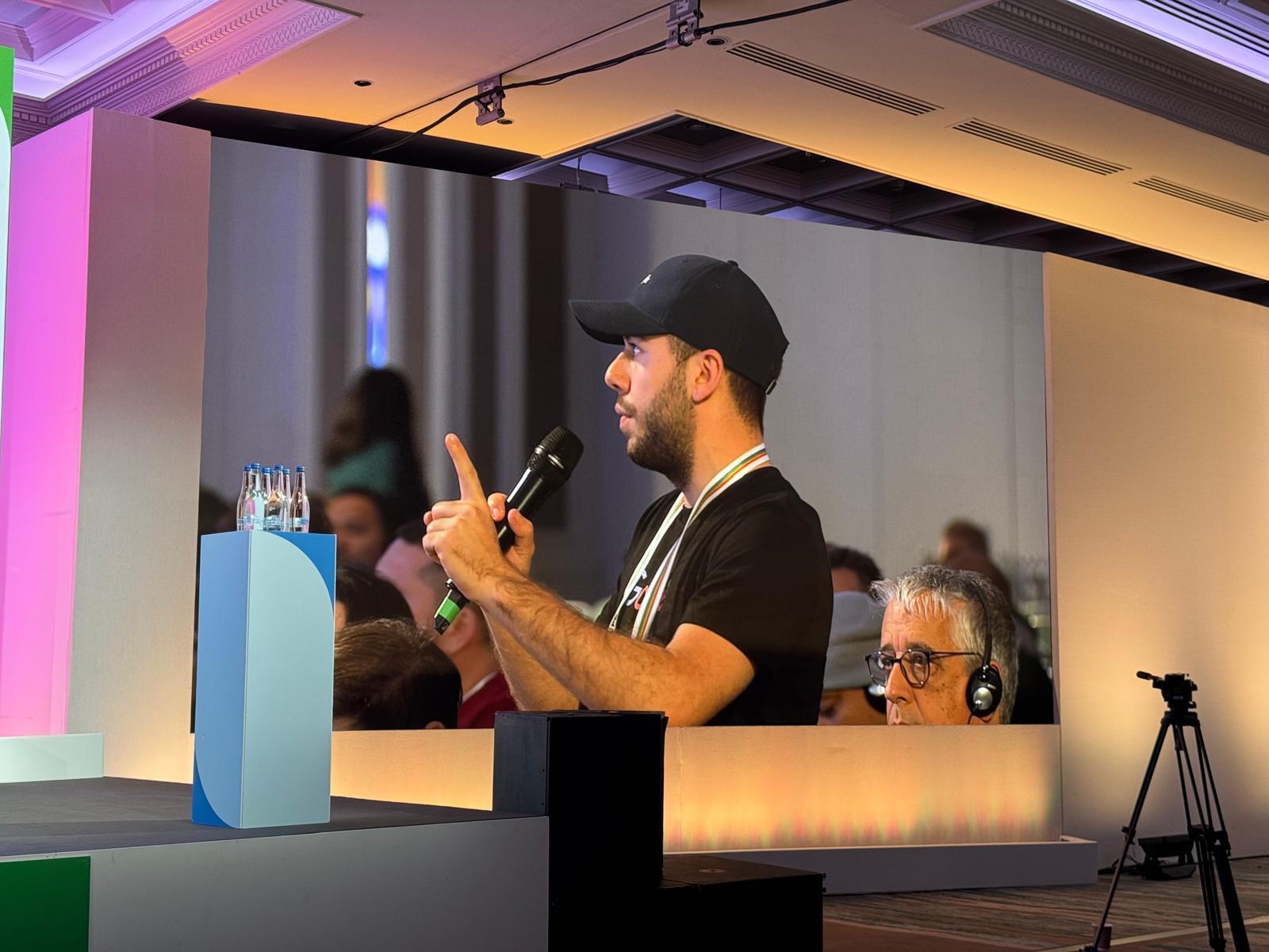 Joey Clerc au micro pendant une conférence Google sur le SEO local, l'IA et les fiches Google
