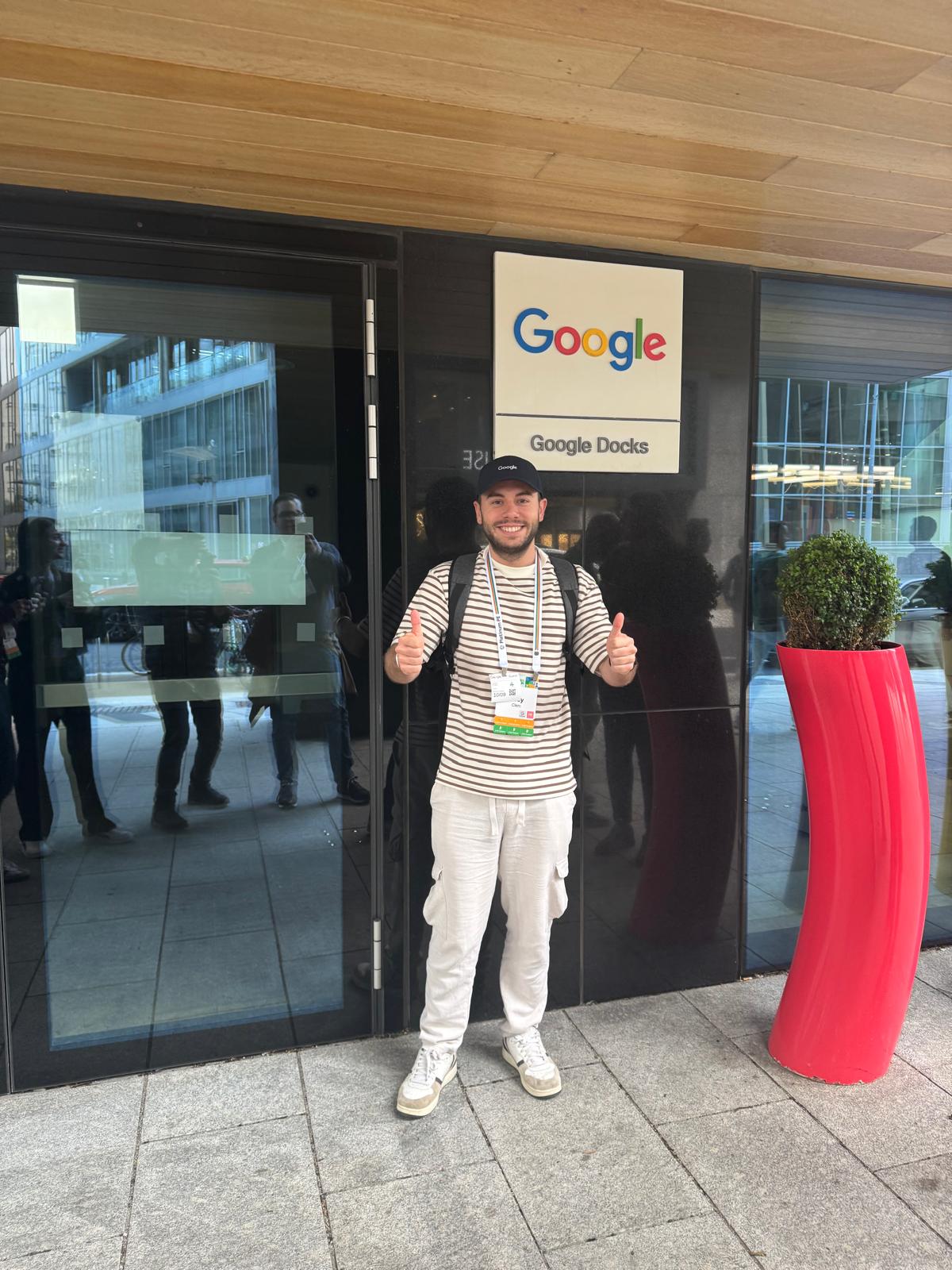 Joey Clerc devant les bureaux Google Docks à Dublin, lors du Google Summit