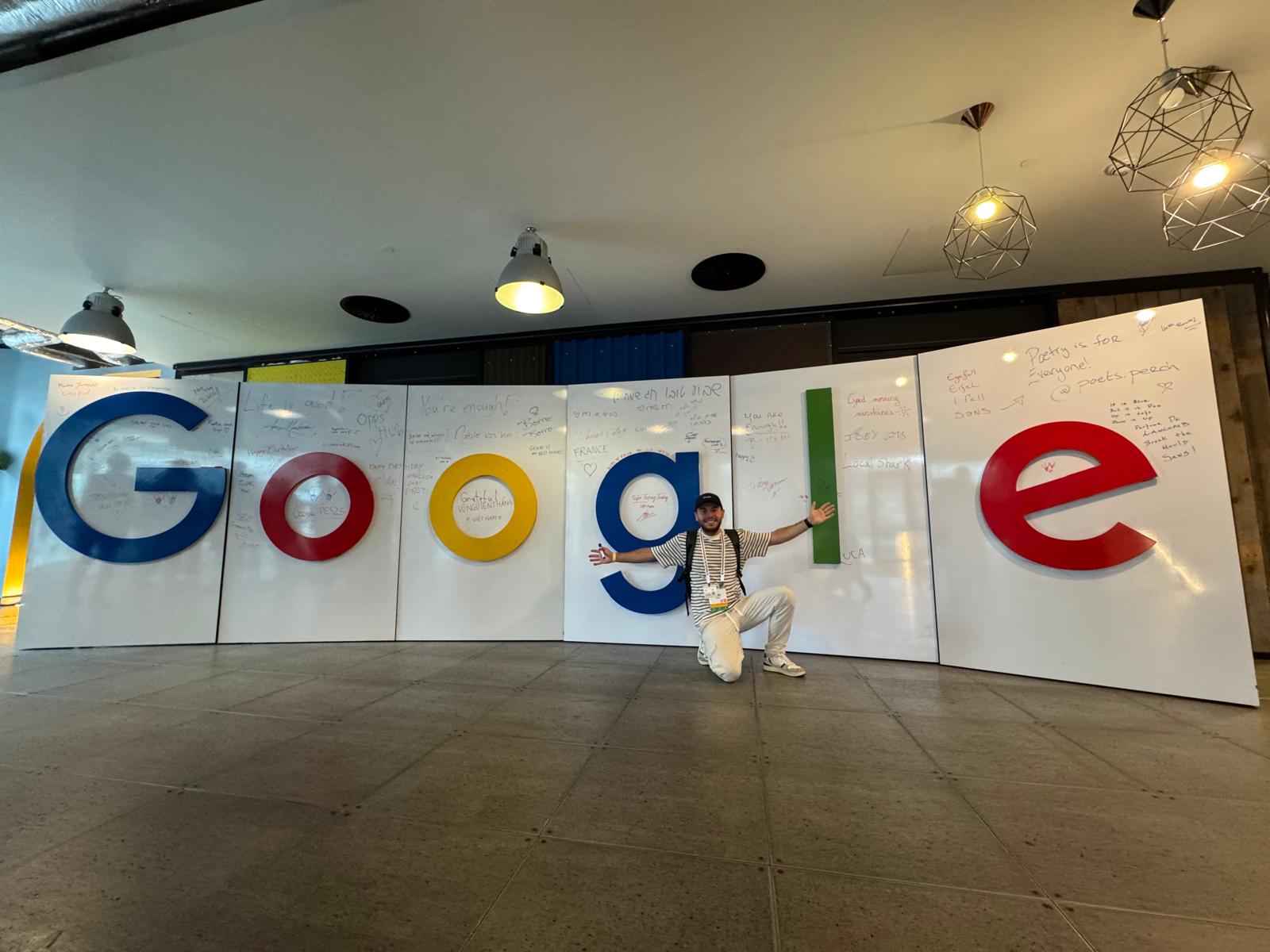 Joey Clerc devant le logo Google géant au Google Summit de Barcelone